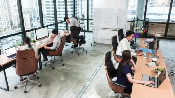 若い大人のアジアのビジネスマンの時間の経過は ビジネスオフィスで一緒に動作します 人々の労働生活 会社の職場 チームワーク活動 財務またはマーケティングチーム会議のコンセプト — ストック動画