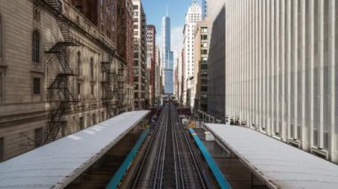 Chicago, ABD - 15 Aralık 2019: Adams / Wabash Şikago 'daki tren istasyonunda hızlı tren trafiği. ABD toplu taşımacılığı, Amerikan halkı şehir hayatı konsepti
