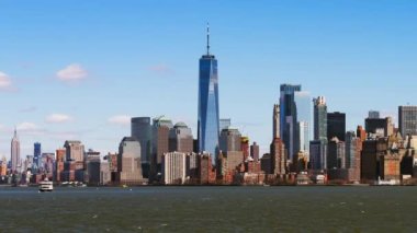 Finans sektörü bölgesindeki gökdelen kulesi binaları Hudson Nehri, Manhattan New York City, ABD 'deki tekne ulaşımının zaman aşımına uğraması. Amerikan şehir hayatı, Birleşik Devletler şehir merkezi konsepti