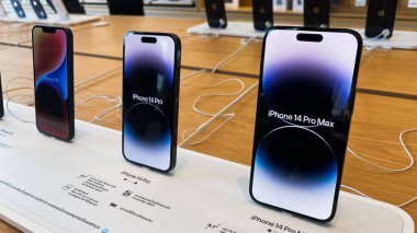 Bangkok, Tayland - 19 Eylül 2022: Apple iPhone 14 Pro Max akıllı telefon yeni modelleri, Apple mağazasında tanıtım tanıtımı. Modern cep telefonu teknolojisi kavramı