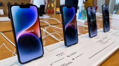 Bangkok, Tayland - 19 Eylül 2022: Apple iPhone 14 Pro Max akıllı telefon yeni modelleri, Apple mağazasında tanıtım tanıtımı. Modern cep telefonu teknolojisi kavramı
