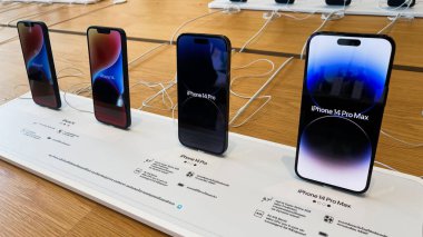 Bangkok, Tayland - 19 Eylül 2022: Apple iPhone 14 Pro Max akıllı telefon yeni modelleri, Apple mağazasında tanıtım tanıtımı. Modern cep telefonu teknolojisi kavramı