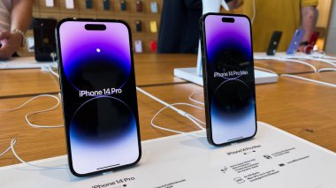Bangkok, Tayland - 19 Eylül 2022: Apple iPhone 14 Pro Max akıllı telefon yeni modelleri, Apple mağazasında tanıtım tanıtımı. Modern cep telefonu teknolojisi kavramı