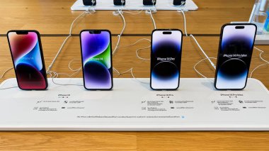 Bangkok, Tayland - 19 Eylül 2022: Apple iPhone 14 Pro Max akıllı telefon yeni modelleri, Apple mağazasında tanıtım tanıtımı. Modern cep telefonu teknolojisi kavramı