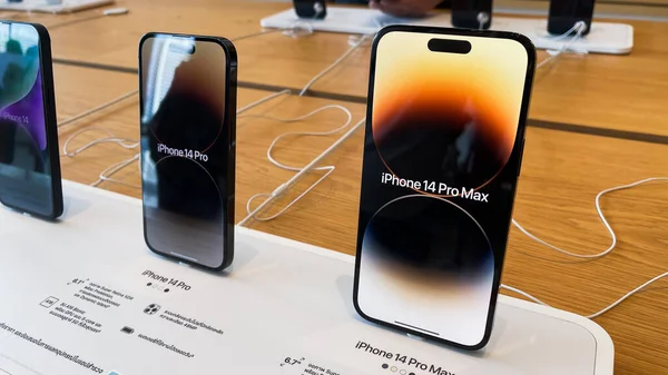 Bangkok, Tayland - 19 Eylül 2022: Apple iPhone 14 Pro Max akıllı telefon yeni modelleri, Apple mağazasında tanıtım tanıtımı. Modern cep telefonu teknolojisi kavramı