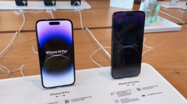Bangkok, Tayland - 19 Eylül 2022: Apple iPhone 14 Pro Max akıllı telefon yeni modelleri, Apple mağazasında tanıtım tanıtımı. Modern cep telefonu teknolojisi kavramı