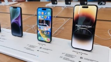 Bangkok, Tayland - 19 Eylül 2022: Apple iPhone 14 Pro Max akıllı telefon yeni modelleri, Apple mağazasında tanıtım tanıtımı. Modern cep telefonu teknolojisi kavramı