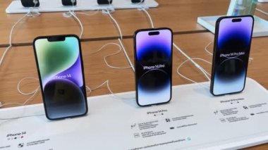 Bangkok, Tayland - 19 Eylül 2022: Apple iPhone 14 Pro Max akıllı telefon yeni modelleri, Apple mağazasında tanıtım tanıtımı. Modern cep telefonu teknolojisi kavramı
