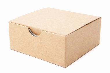 Karton kutu beyaz arka planda izole edilmiş. Yeşil ambalaj kavramı 