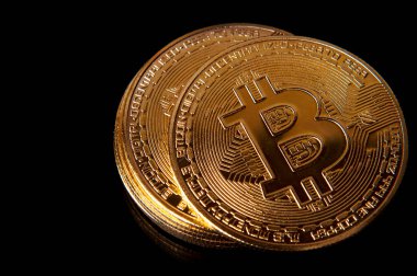 Kripto Para Birimi - Siyah arkaplanlı Bitcoin