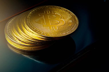 Kripto Para Birimi - Siyah arkaplanlı Bitcoin