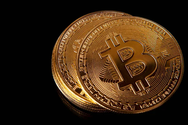 Kripto Para Birimi - Siyah arkaplanlı Bitcoin