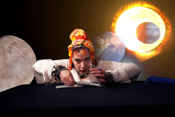 멕시코 시티에서 지구와 태양을 배경으로 점성술에 지식을 바탕으로 여성의 — 스톡 사진
