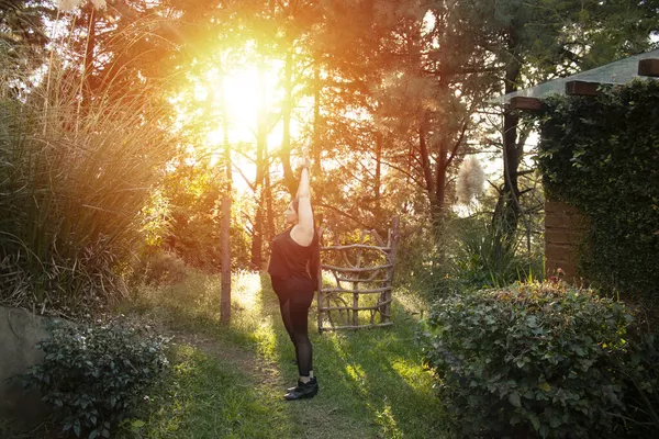 Kaukasiska Kvinna Årsåldern Med Utsträckta Armar Som Gest Sol Hälsning — Stockfoto