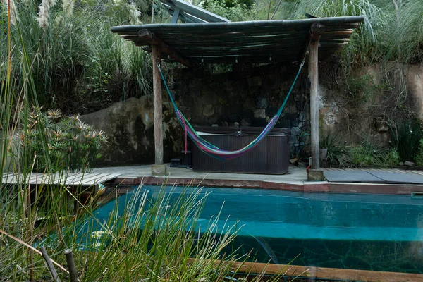 멕시코의 러시아워에 대나무에둘러 수영장에 — 스톡 사진