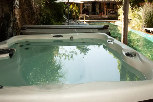 Meksika 'da aceleci bitkiler ve bambu doğal havuzuyla çevrili jakuzi.