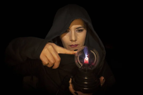 캅카스 여성은 얼굴에 후드를 램프를 피어싱을 기술을 인식하는 집게손가락으로 — 스톡 사진