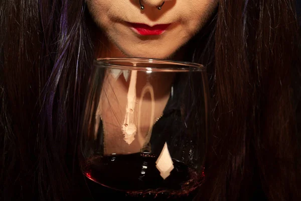 Degustazione Vini Profumati Nel Bicchiere Una Donna Con Piercing Naso — Foto Stock