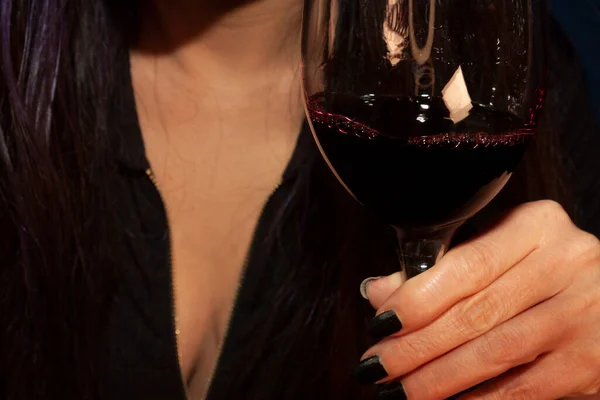 Primo Piano Femminile Mano Che Tiene Bicchiere Vino Rosso Con — Foto Stock