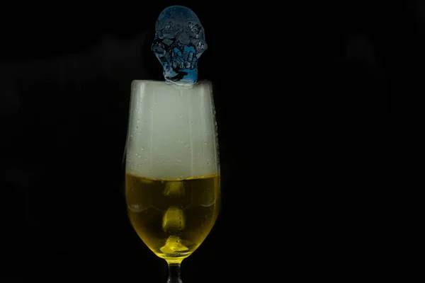 Ice Human Skull Decorating Glass Extra Cold Beer Steaming Dry — ストック写真
