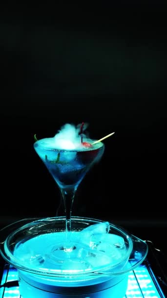 Bebida Refrescante Com Alecrim Cereja Escuro Iluminado Com Luz Azul — Vídeo de Stock