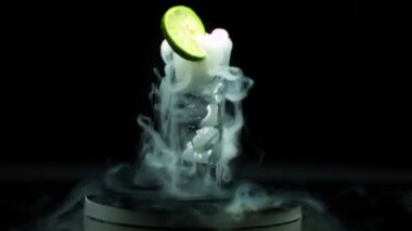 Tekila 'yı çevreleyen sigara fantazisi buzla süslenmiş limonla soğutulmuş.  