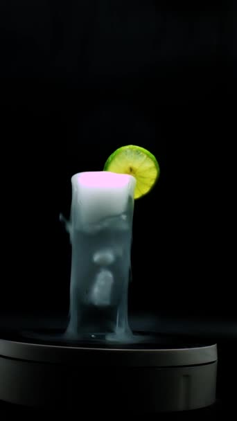 墨西哥传统的烟熏饮料 龙舌兰 用一片石灰装饰 用干冰冷却 — 图库视频影像