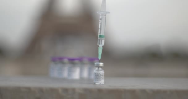Φιαλίδια εμβολίου παραλλαγών Omicron Delta από τον Πύργο του Άιφελ — Αρχείο Βίντεο