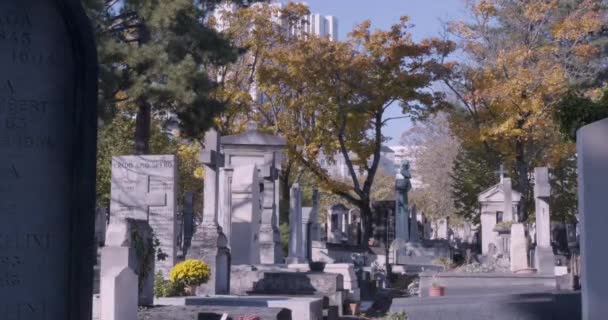 Pan höger bild av gravstenar i urbana kyrkogården — Stockvideo