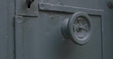 Anahtar deliği, kapı tokmağı olan bir mahzen kapısı, mezarlığa doğru çevir.