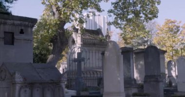 Mezar taşları ve mezarlıklarla şehir mezarlığının yavaş tavası