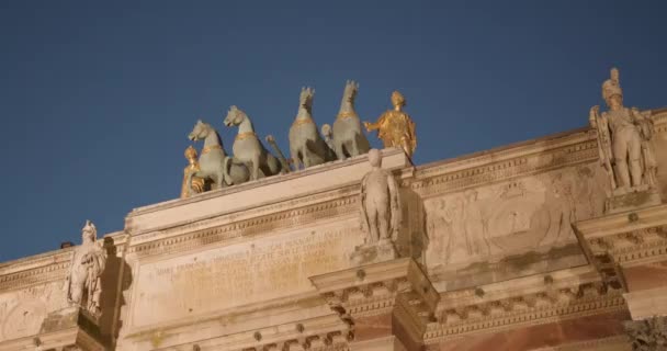 Detalhe da visão noturna das estátuas no topo do grande arco de pedra na capital — Vídeo de Stock