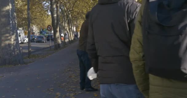 パリ通り認識できない男持っていますマスク歩く過去にA book-seller設定 — ストック動画