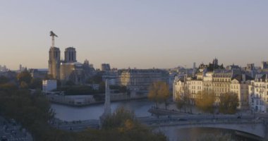 Yüksek açılı trafik akışı, Paris 'te öğleden sonra Seine nehri üzerindeki köprüde yayalar.