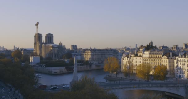 Paris 'te bir öğleden sonra nehir, köprü, tekne, trafik ve katedralin uzun sabit açılı görüntüsü. — Stok video