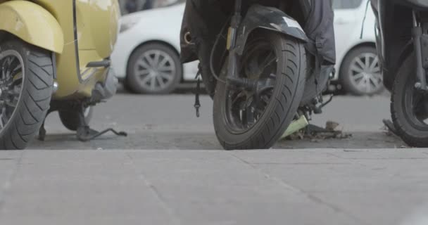Gerçek zamanlı kaldırımlar yaya, scooter tekerlekleri ve trafiği gösteriyor. Seçici odak — Stok video