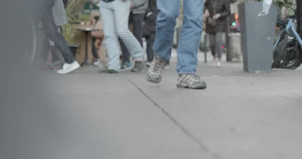 Gyalogos láb forgalmas járdán világjárvány alatt a talajszint szelektív fókusza szürke faltól utcáig — Stock videók