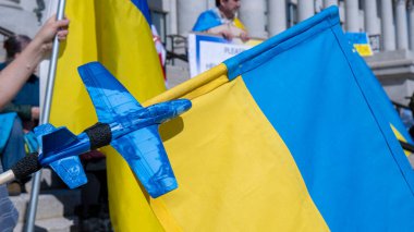 Oyuncak savaş jeti takılı Ukrayna bayrağı