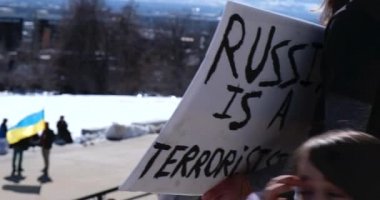 Ukrayna bayrağı taşıyan Pro Ukrayna mitingi, işaretler 