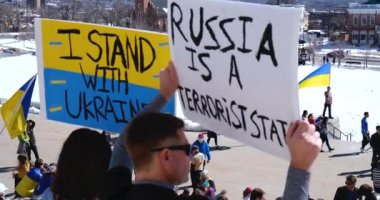 Salt Lake City 'deki Ukrayna mitinginde Rusya' ya karşı posterleri olan insanlar