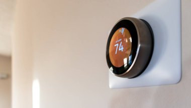 Soğuk bir günde evi ısıtan akıllı ev termostatı