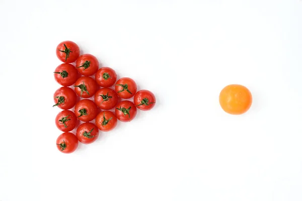 Kırmızı domatesler beyaz bir masaya ok şeklinde ve sarı bir domatesin yanına istiflenir. Bireysellik, karşıtlıklar, benzersizlik kavramı, bir diğeri. Kalabalıktan kaçıyorum. Biri farklı. Kalabalıktan uzaklaşmak..