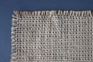 Çuval bezi parçası masanın üzerinde bir açıyla duruyor. Yukarıdan görüntüle        