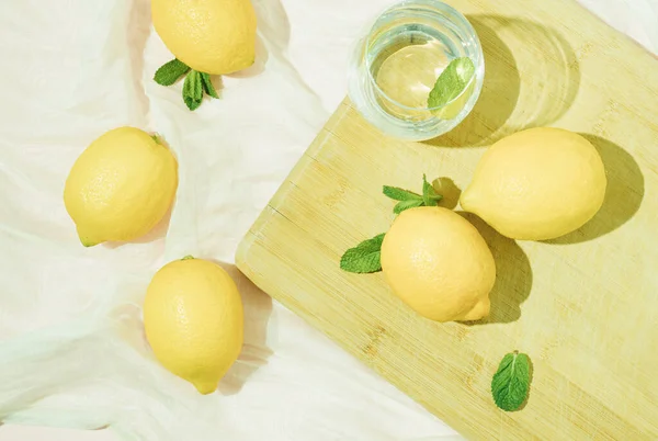 Die Zitronen Liegen Auf Einem Holzschneidebrett Mit Glasbecher Draufsicht Flache — Stockfoto
