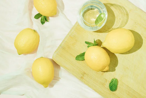 Lemons Top Wood Cutting Board Glass Cup Top View Flat — Stock Photo, Image