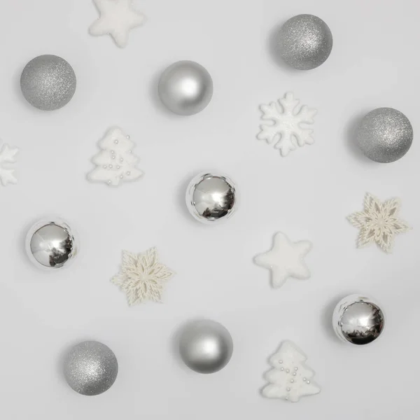 Witte Zilveren Kerstballen Decoratie Witte Achtergrond Nieuwjaarskaart Minimale Stijl Vlakke — Stockfoto