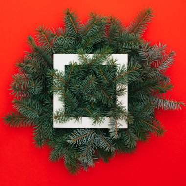 Mutlu Noeller ve sonsuz yeşil ağaç dalları yaratıcı planıyla mutlu yıllar. Doğa yassı konsept.