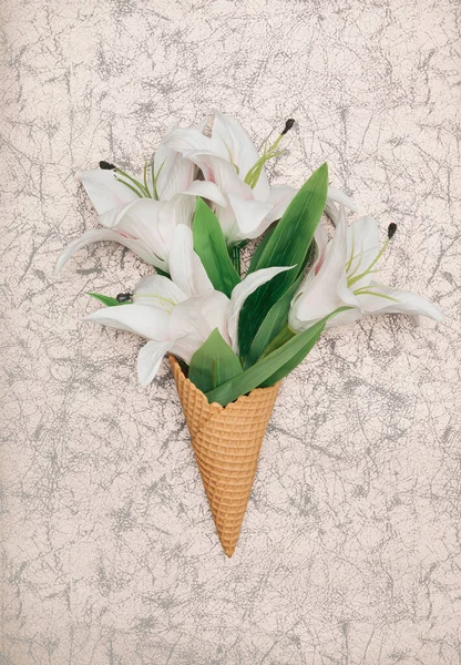 Cone Sorvete Com Lírios Brancos Folhas Deitado Conceito Natureza Cartão — Fotografia de Stock