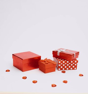 Beyaz arka planda hediye kutuları olan sevgililer günü kalpleri. Mutlu Kadınlar, Anneler Günü, Sevgililer Günü, doğum günü tebrik kartı tasarımı için kalp şeklinde aşk sembolleri..