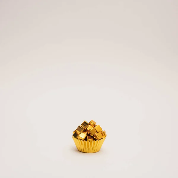 Copo Cozimento Dourado Com Cubos Dourados Sobre Fundo Branco Espaço — Fotografia de Stock